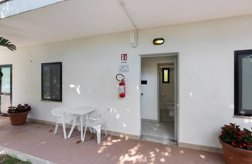 Laura Apartment | Marina Living Rooms - Basic Triple Room with Shared Pool, Wi-Fi and Air Conditioning