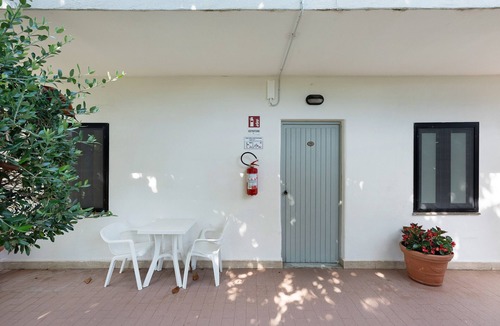 Laura Apartment | Marina Living Rooms - Basic Triple Room with Shared Pool, Wi-Fi and Air Conditioning