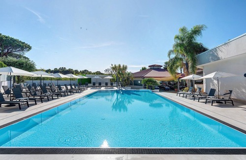 Laura Apartment | Marina Living Rooms - Basic Triple Room with Shared Pool, Wi-Fi and Air Conditioning