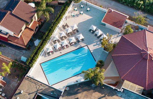 Laura Apartment | Marina Living Rooms – Basic Triple Room with Shared Pool, Wi-Fi & Air Conditioning