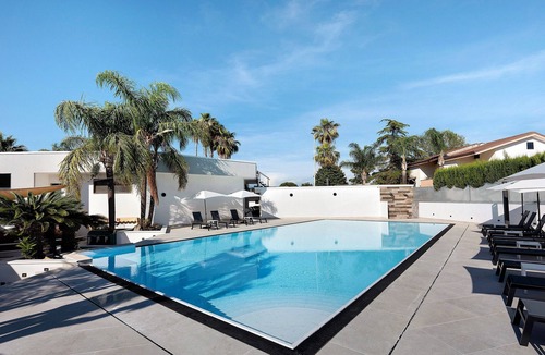 Laura Apartment | Marina Living Rooms – Basic Triple Room with Shared Pool, Wi-Fi & Air Conditioning