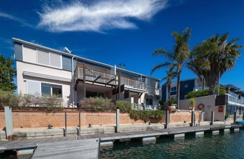 Waterfront Apartment | Marina Magic