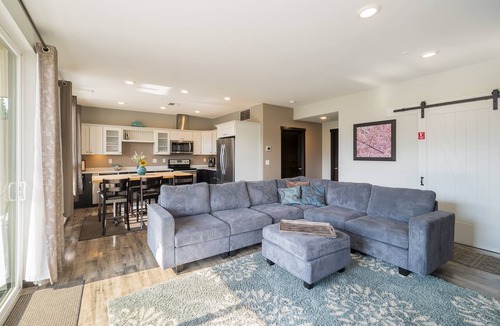 Wapato Point Condo | Marina's Edge Condo - Pool & Spas - Marina -Town!