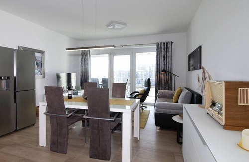 Mitte-Sud Apartment | "MarinaView366" Vacation Rental in Bremerhaven. Enjoy the unique view of the marina, a restful night's sleep on high-quality box-spring mattresses, and a convenient bike storage area.