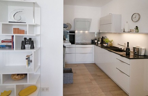 Mitte-Sud Apartment | "MarinaView366" Vacation Rental in Bremerhaven. Enjoy the unique view of the marina, a restful night's sleep on high-quality box-spring mattresses, and a convenient bike storage area.