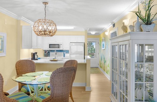 Sanibel Condo | Mariner Pointe 1042: Gorgeous & Expansive Bay Front Views & Great Location!