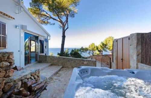 Banyalbufar Villa | Maripins. Villa con jacuzzi y vistas únicas al mar