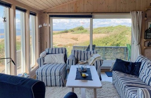 Fredrikstad House | Maritime-style cabin among the Torgaut Islands