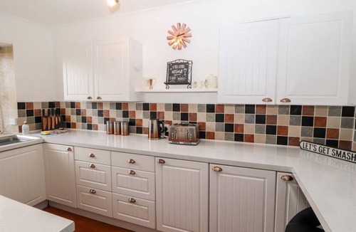Kirkby Lonsdale Cottage | Market Square Maisonette, Cumbria. TV.