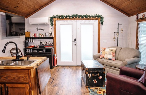 Cairo Cabin | Marley: Cozy tiny cabin on Christmas Tree Farm in South Georgia