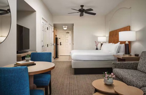 Desert Ridge Hotel | Marriott's Canyon Villas: Luxury hotel with beautiful pools