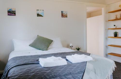 Greymouth Apartment | Marsden Manor - Spacious house with large pool