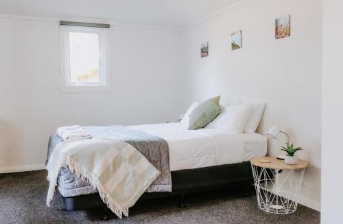 Greymouth Apartment | Marsden Manor - Spacious house with large pool