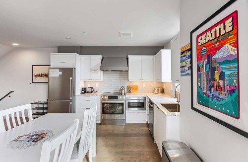 East Queen Anne House | Marty's Classic Guitar Sweet Suite
