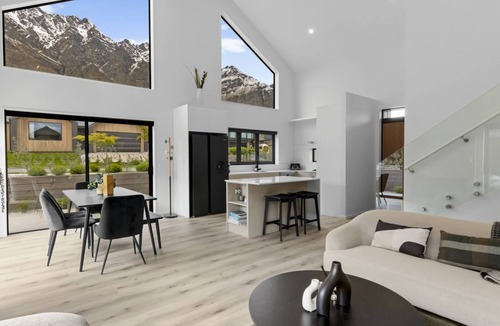 Kawarau Falls House | Marvellous on Muster - family home, mountain views