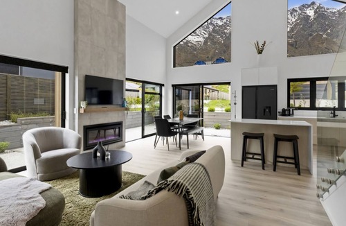Kawarau Falls House | Marvellous on Muster - family home, mountain views