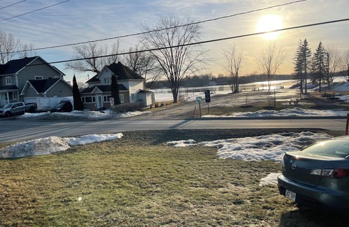 Pincourt House | Marvelous 2-bedroom house with view of sunsets 20 min from Montreal airport