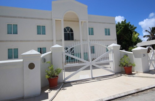 Green Garden Villa | Marvelous 3-bedroom Apartment in Villa, Beautiful Pool, Steps from Surf & Ocean