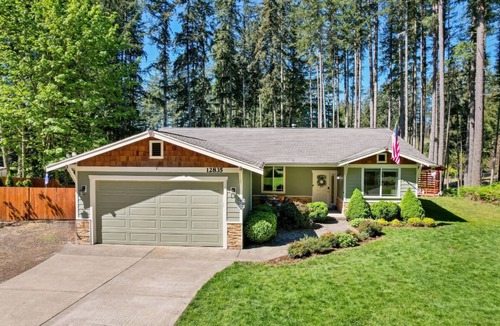 Port Orchard House | Marvelous 3-bedroom house with AC in Port Orchard located minutes from Wye Lake.