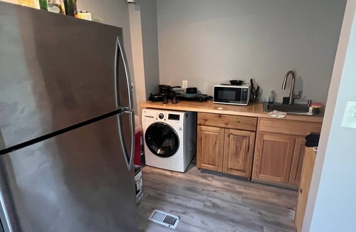 Mosher House | Marvelous 3-bedroom house in Baltimore with WiFi, AC, Smart TV. Travel Royally!