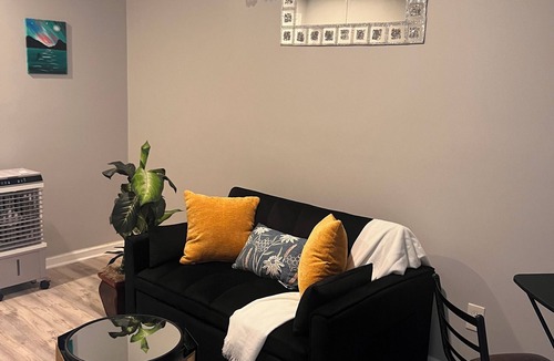 Mosher House | Marvelous 3-bedroom house in Baltimore with WiFi, AC, Smart TV. Travel Royally!
