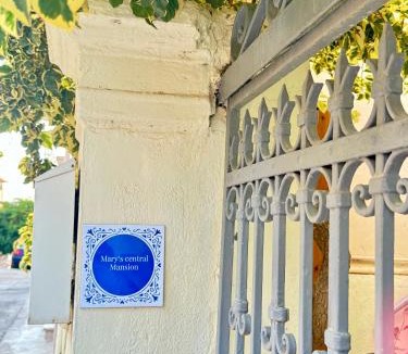 Agios Nikolaos Town House | Marys Central Beachside Mansion