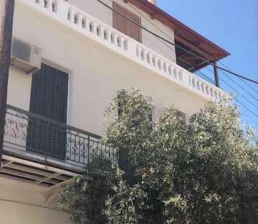 Agios Nikolaos Town House | Marys Central Beachside Mansion