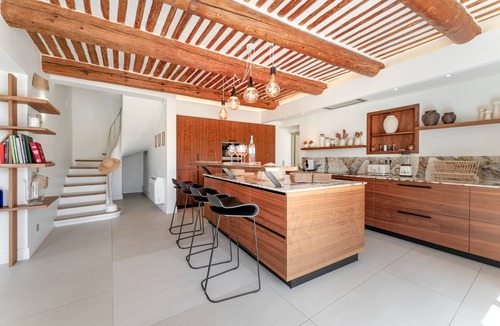 Verquieres Villa | Mas de la Source – Prestigious Provençal Retreat with Heated Pool, Landscaped Garden, A/C