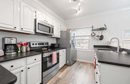 Lockerbie Square Apartment | Mass Ave Gem and steps away from Yoga Studio