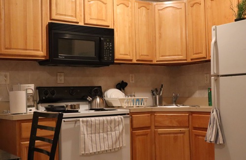 Queens House | MASSIVE 2 BR 2 BATH 15 MIN TO MIDTOWN IN VIBRANT NEIGHBORHOOD