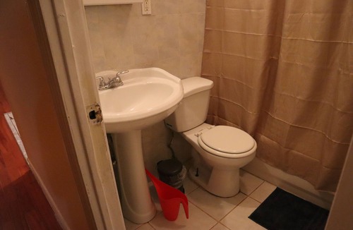 Queens House | MASSIVE 2 BR 2 BATH 15 MIN TO MIDTOWN IN VIBRANT NEIGHBORHOOD