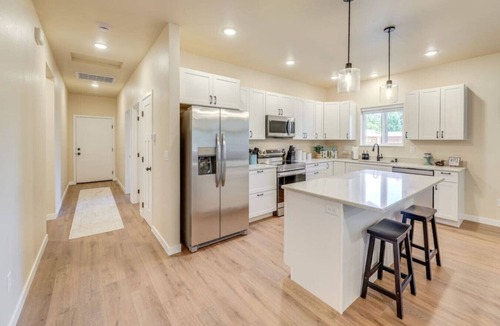 Florence House | Massive 3 bedroom close to the water!