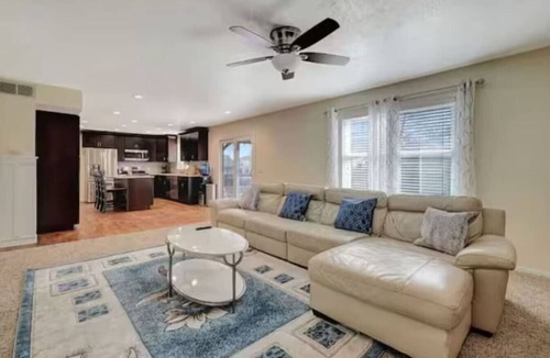 Lincoln House | Massive 6 bedroom in a great area!