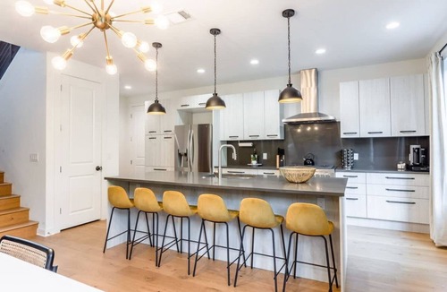 Govalle House | Massive Compound w Pool & Hot tub, Near Rainey St