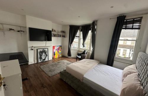 Bensham Manor Apartment | Massive cozy room with shared bathroom