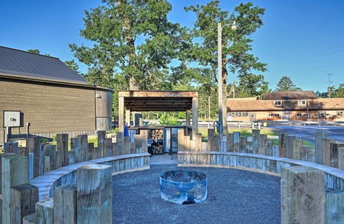 Hatfield Cottage | Massive Hatfield 'loon Lodge' w/Roller Rink