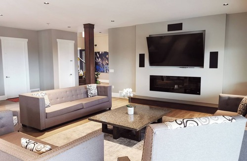 Langley Villa | Massive Langley Villa for groups and weddings! Private banquet space on property