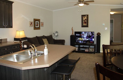 Sicamous House | Massive Patio with BBQ, Pet Friendly
