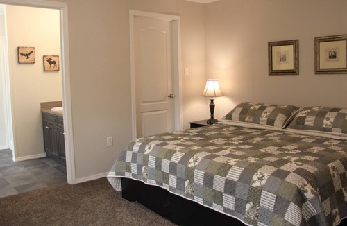 Sicamous House | Massive Patio with BBQ, Pet Friendly