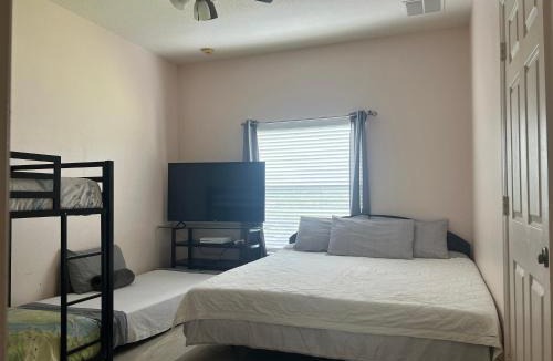 Southeast Orlando House | Master bedroom next to the airport