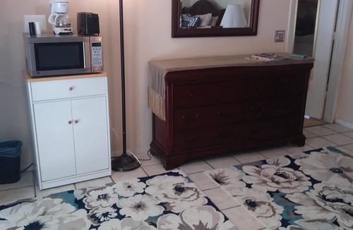 Country Place Bed & Breakfast | Master BR private full bath,private entrance, exlusive use of pool, safe, quiet!