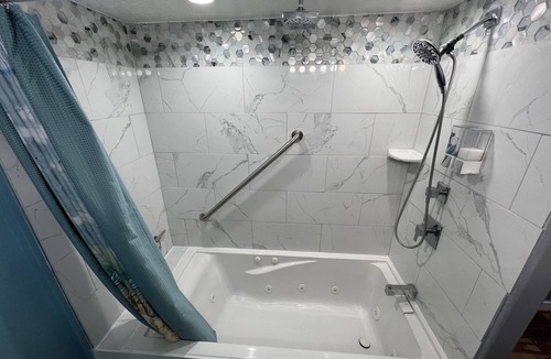West Valley City House | MASTER BR Suite with own Entrance. Dog friendly. 7 miles from SLC Int Airport