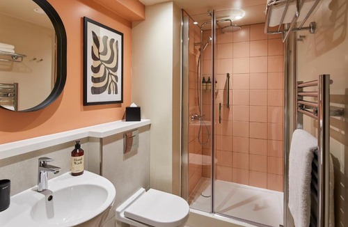 Dowgate Apartment | master Cannon