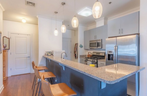 Hackensack River Waterfront Apartment | Master King plus 2 Queens by NYC & onsite gym