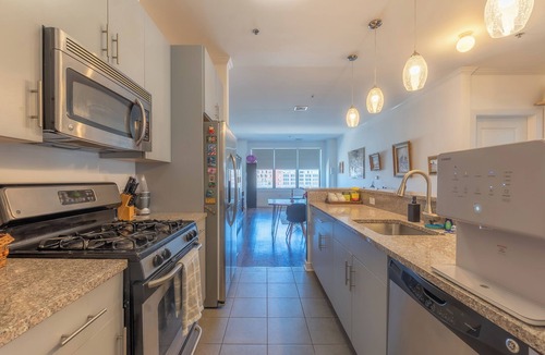 Hackensack River Waterfront Apartment | Master King plus 2 Queens by NYC & onsite gym
