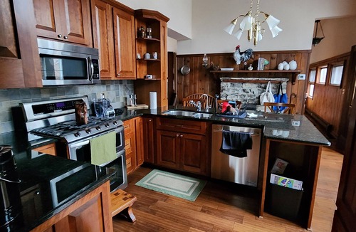 Clarence House | Master suite with full bathroom, shower & jacuzzi - Shared kitchen and laundry.