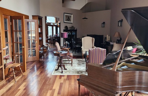 Clarence House | Master suite with full bathroom, shower & jacuzzi - Shared kitchen and laundry.