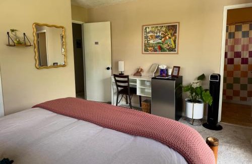 Hilo House | Master Suite with Private Bath 15 min drive to beach