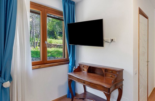 Serramezzana Apartment | 'Materazzi' Room with Mountain View, Wi-Fi and Air Conditioning