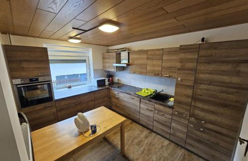 Metternich House | Maternus-Fewo am Wald Komplettes großes Haus 150m2 6 Zimmer 8 Personen Küche 3 Bäder 3 x E-Laden Raucherpavillon